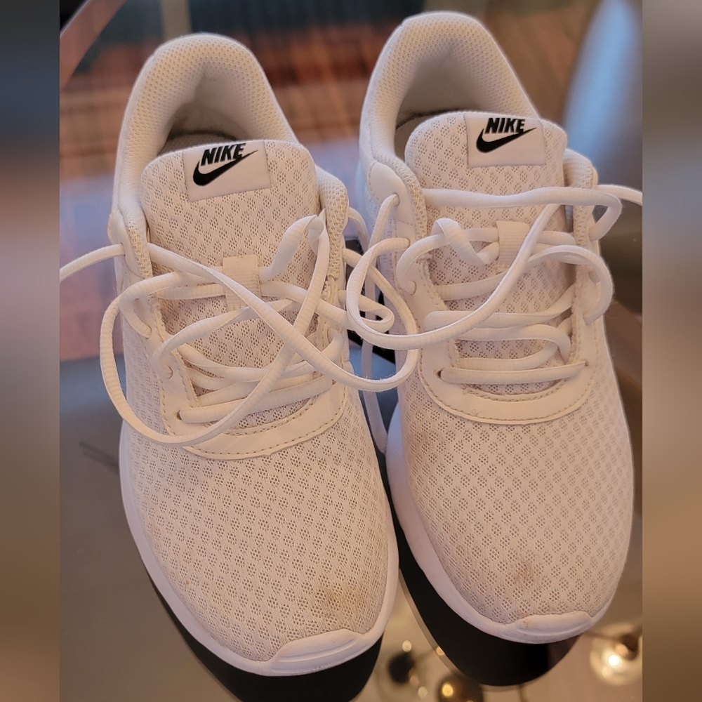 Women's Nike Tanjun Size 7.5 White